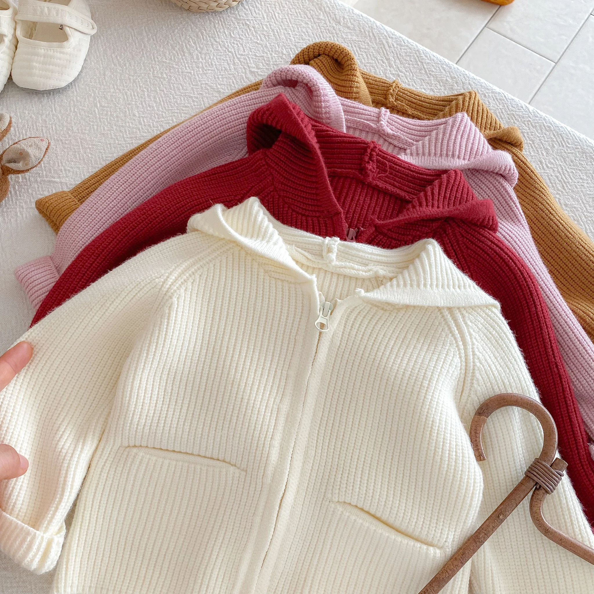 Eine einfarbige Kapuzenjacke für Mädchen ist im Herbst und Winter stilvoll, niedlich und warm. Eine lockere Strickjacke für Babys und Kleinkinder – Detail 5