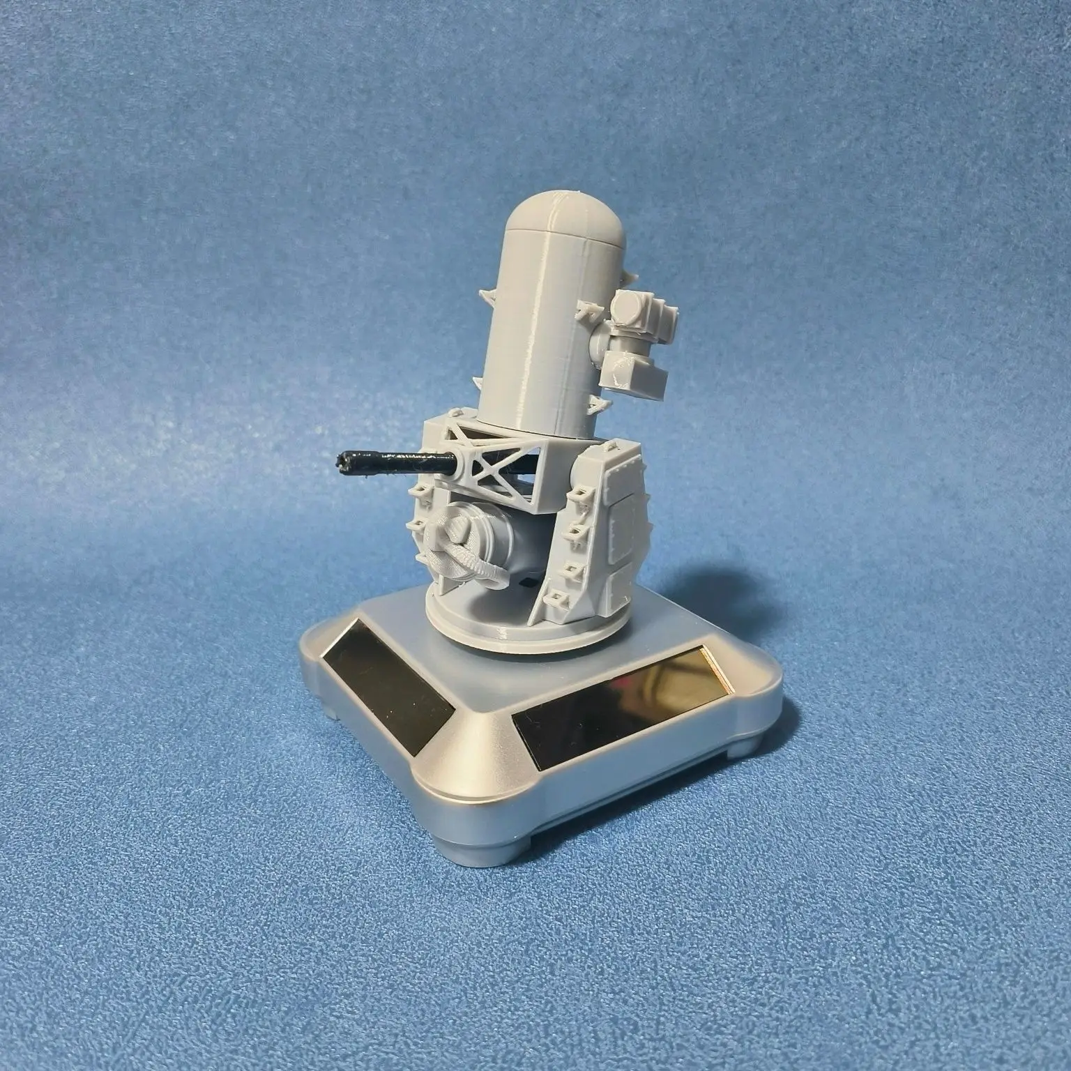 

Солнечная вращающаяся 3D-печатная модель зенитной установки Phalanx CIWS: уникальный настольный декор, современный минималистичный коллекционный подарок