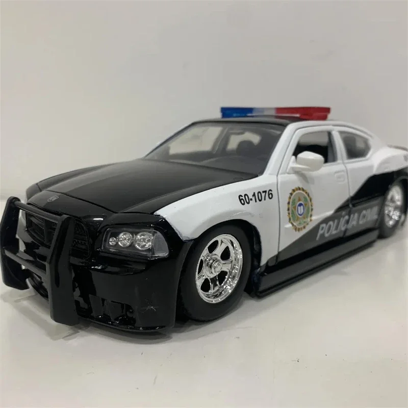 Jada1:24 2006 Dodge Charger coche de policía de alta simulación, coche fundido a presión, modelo de aleación de Metal, juguetes para niños, regalos de colección