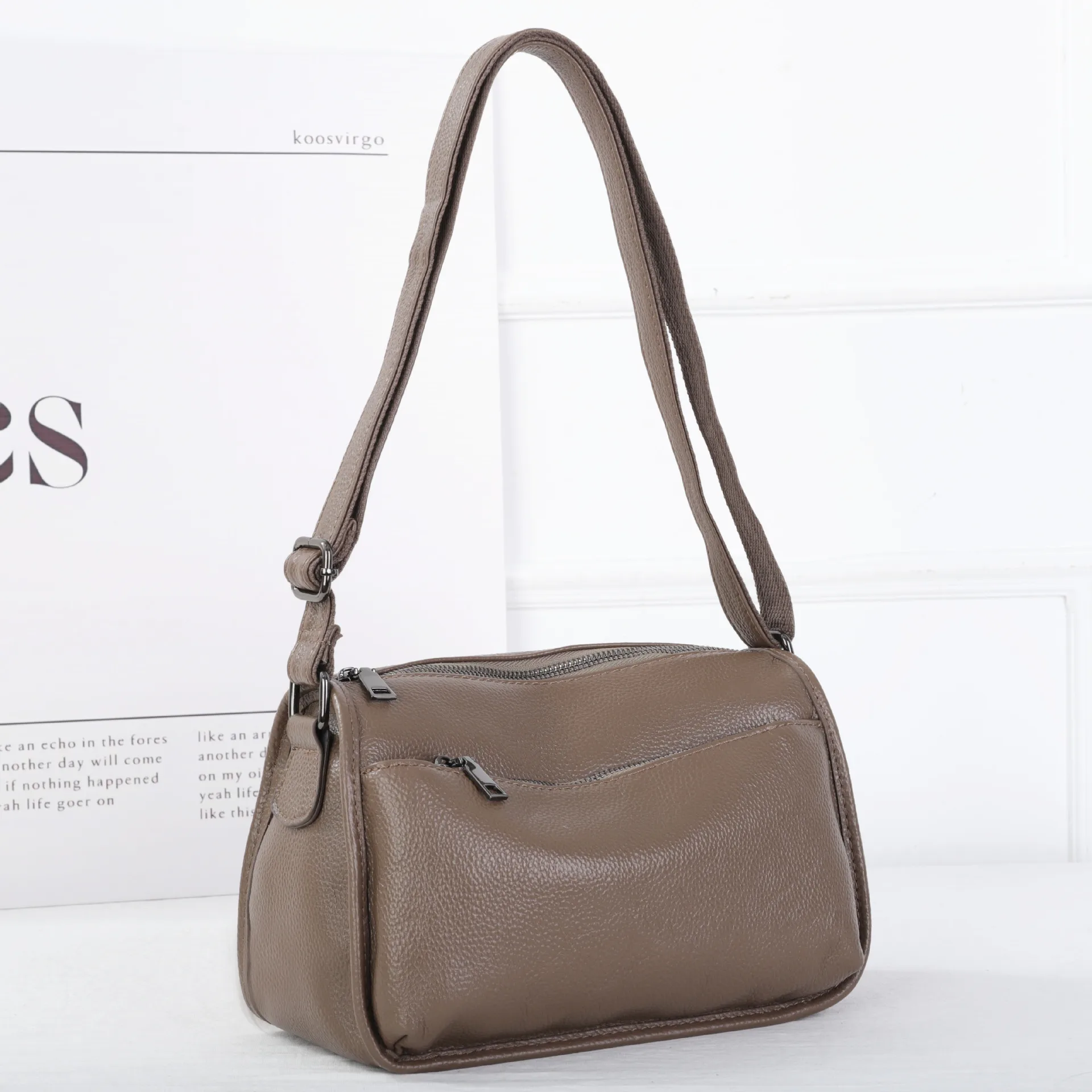 

Women's Top-Grain Cowhide Leather Shoulder Bag Spacious Minimalist Crossbody for Effortless Commuting Tote with Adjustable Strap