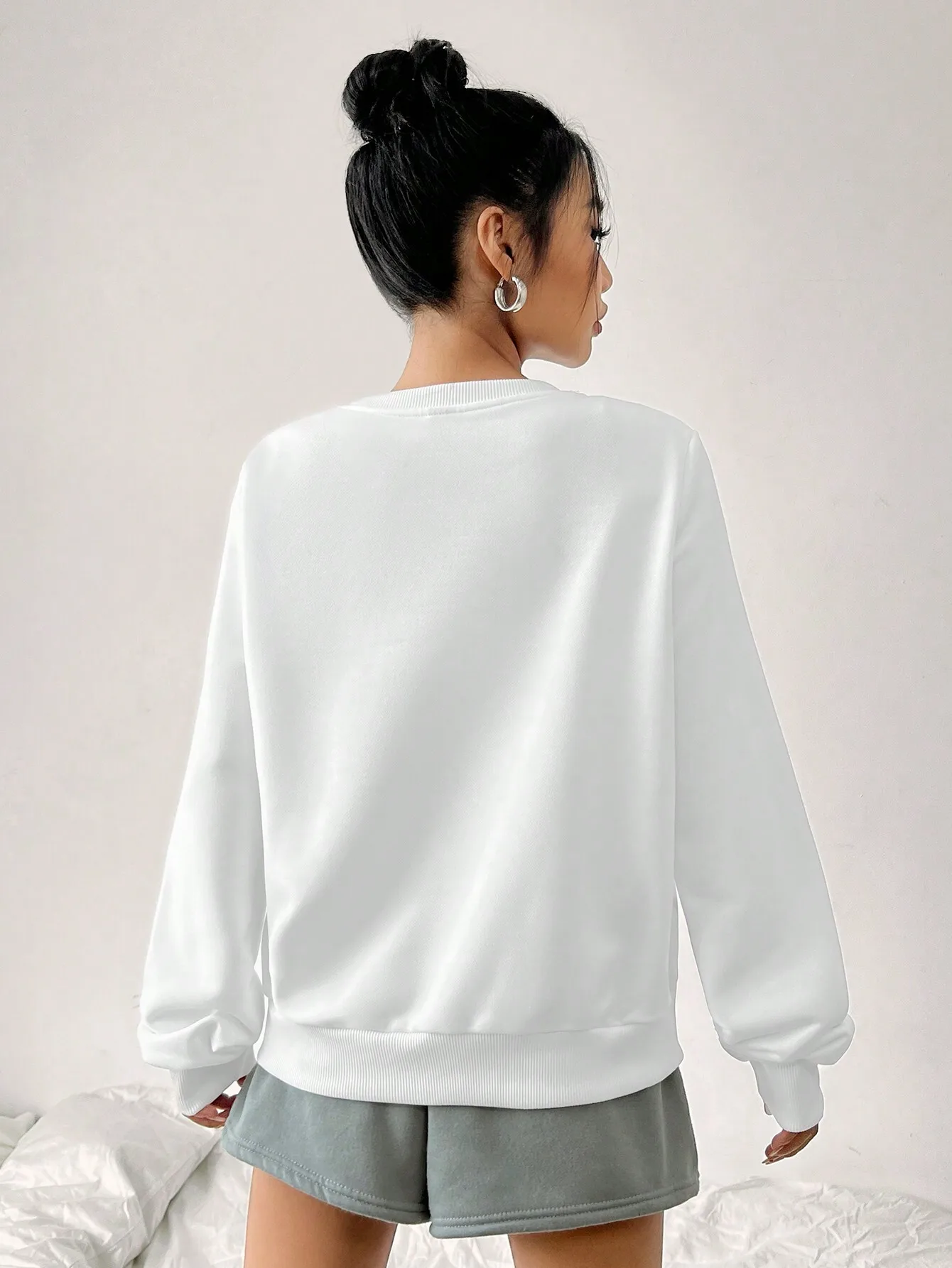 เสื้อสเวตเชิ้ตแขนยาวทรงหลวมสีขาวพิมพ์ลายมิลานอิตาลีสำหรับผู้หญิง ลำลอง ฤดูใบไม้ร่วง ฤดูหนาว