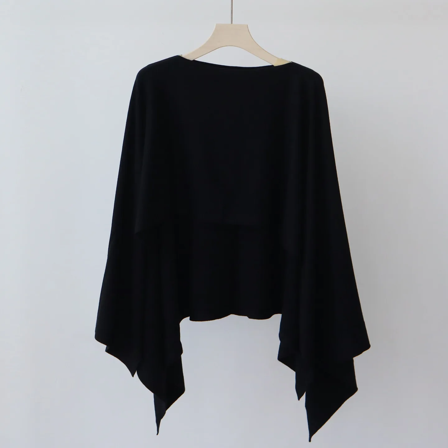 เสื้อสเวตเตอร์ไหมพรมผู้หญิง แขนยาว คอกลม ทรงหลวม ชายเสื้อสูงต่ำ สไตล์ลำลอง เหมาะสำหรับสาวออฟฟิศ  ฤดูใบไม้ร่วง 2025