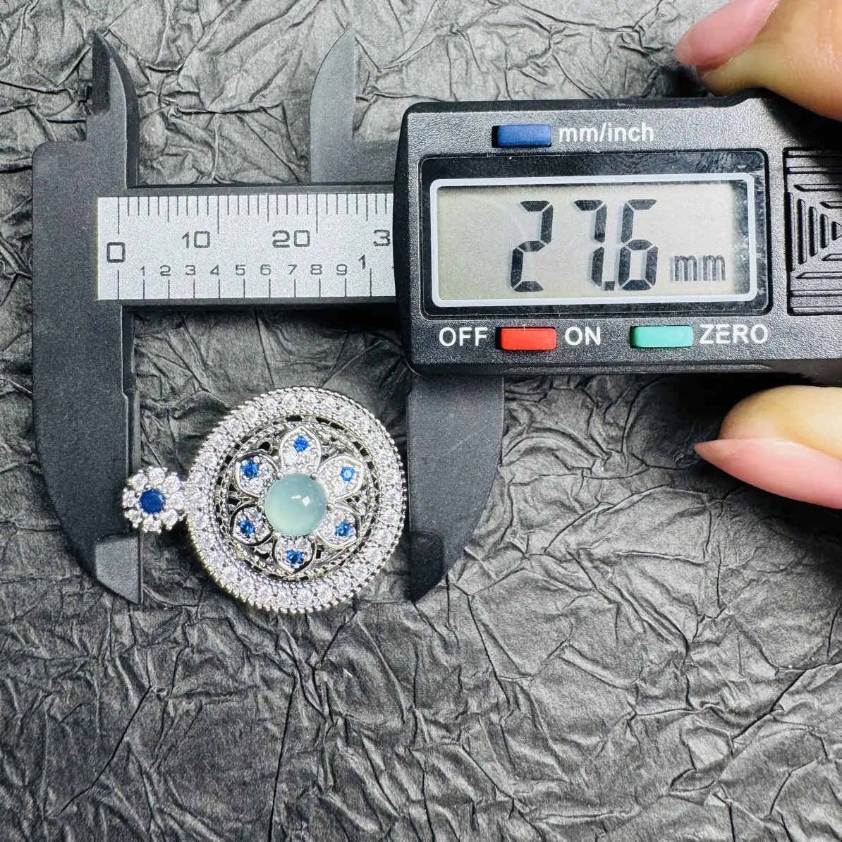 Natural jadeite, ice blue Seiko eight treasures compass rotating pendant to send a certificate (diversity is sent with one chain