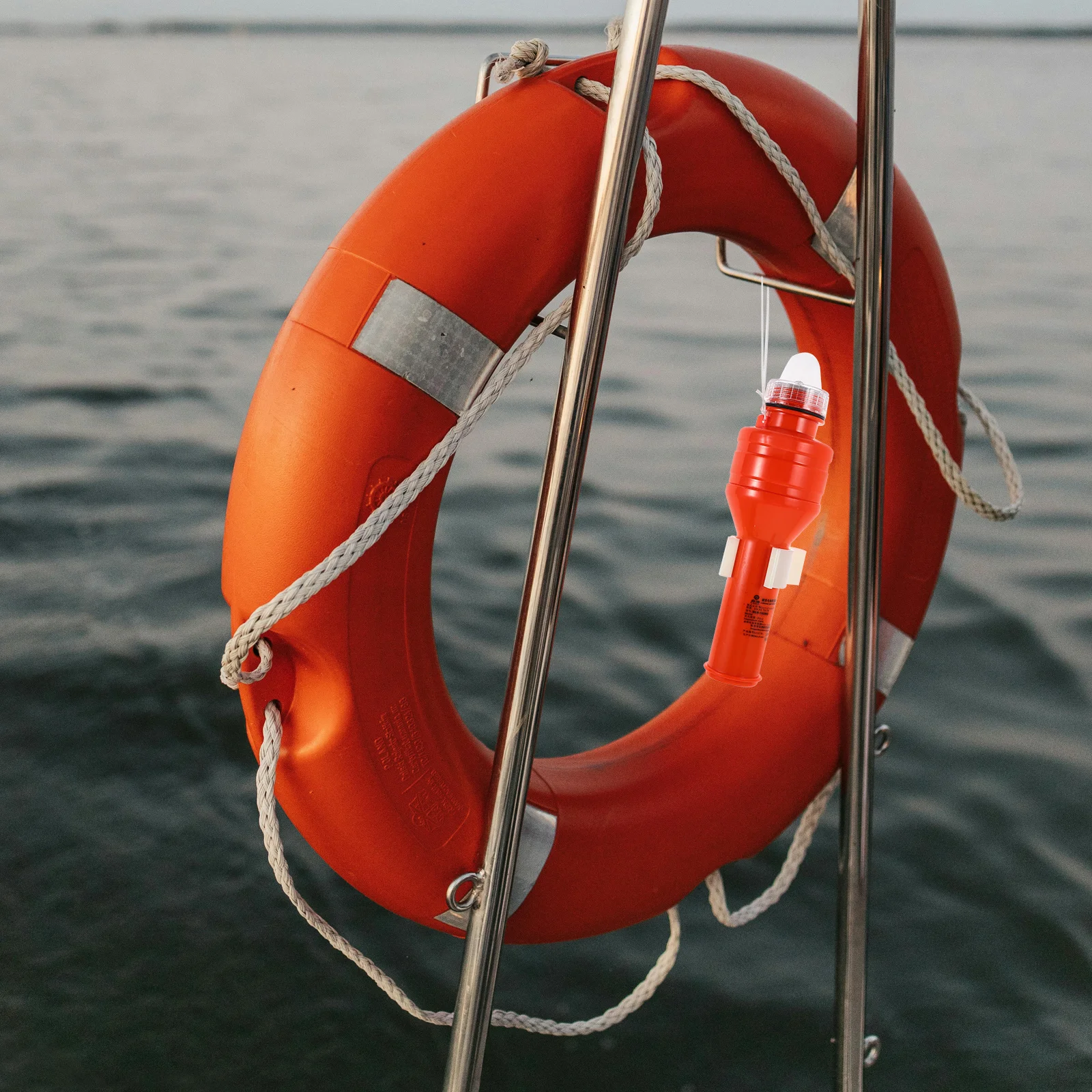 الذاتي إشعال ضوء مقاوم للماء العائمة Lifebuoy مصباح ماركر الطوارئ للبقاء في الهواء الطلق المشي لمسافات طويلة القوارب الصيد