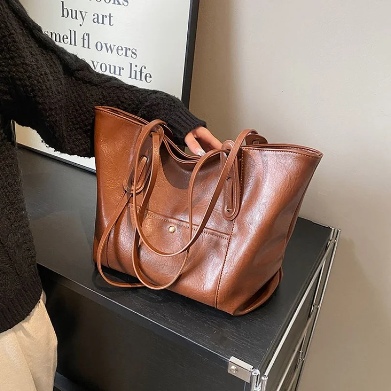 

Fashionable Tote Bag For Women, Made From Soft Leather With Popular Classic Style And Luxury Brand Elegance, Very Spacious