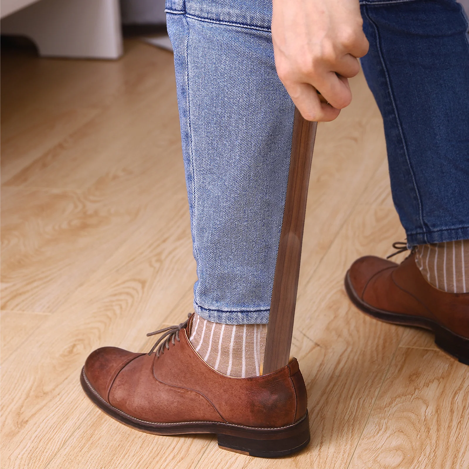 

Wooden Shoe Horn Long Handle 50cm Ergonomic Shoe Lifter Tool Lightweight Durable for Men Women Long Handle Shoehorns