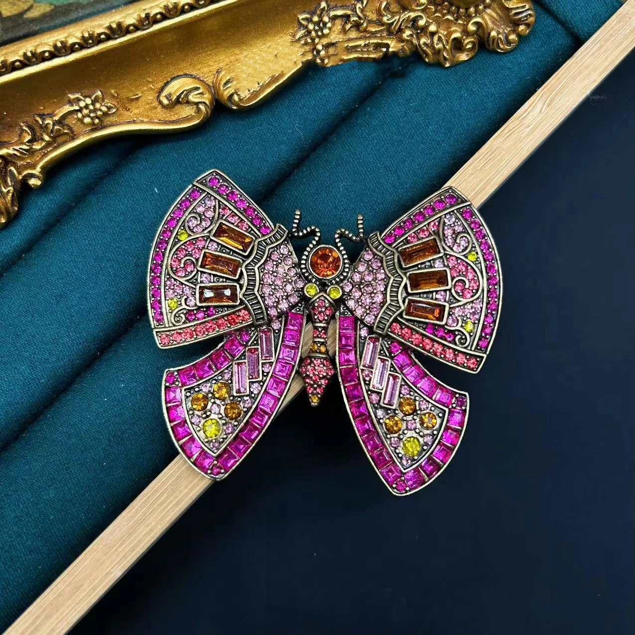 Women Men Medieval Palace Style Classic Heavy Industry Rhinestone Brooches Badges Retro Baroque Rabbit Duck Crystal Unisex Pins