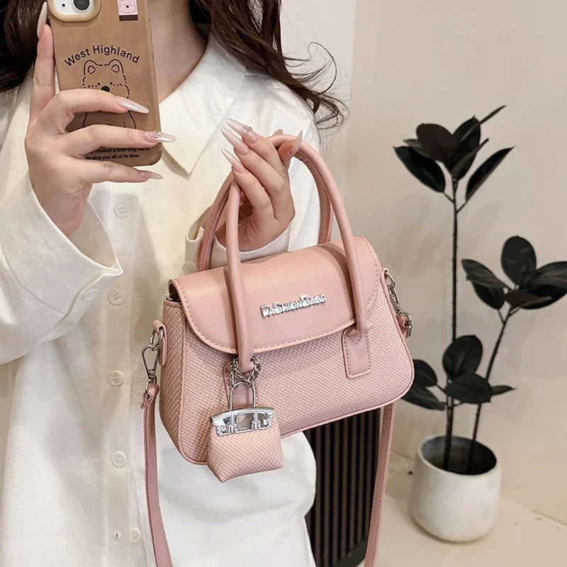 

Винтажная потертая кожаная сумка-мессенджер в стиле ретро, кошелек через плечо с антикварной латунной фурнитурой и регулируемым плечевым ремнем