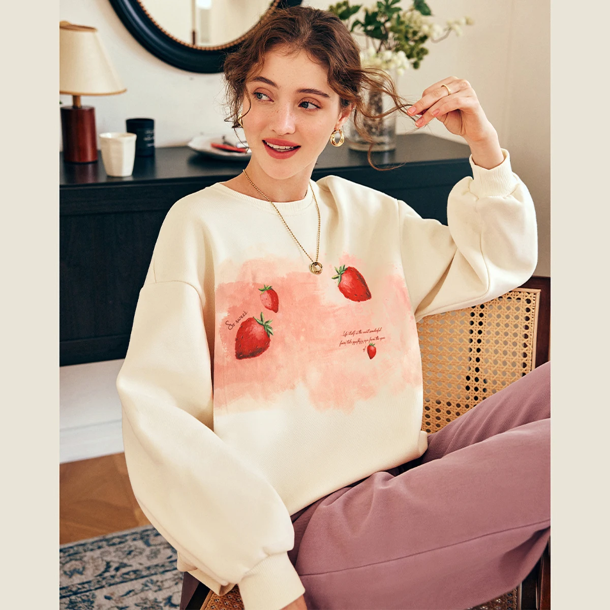 เสื้อสเวตเชิ้ตผู้หญิงสไตล์ฝรั่งเศส OLrain รุ่น 2025 ฤดูใบไม้ร่วง คอกลม แขนยาว ทรงหลวม ลายสตรอว์เบอร์รี รุ่น O23CR69653