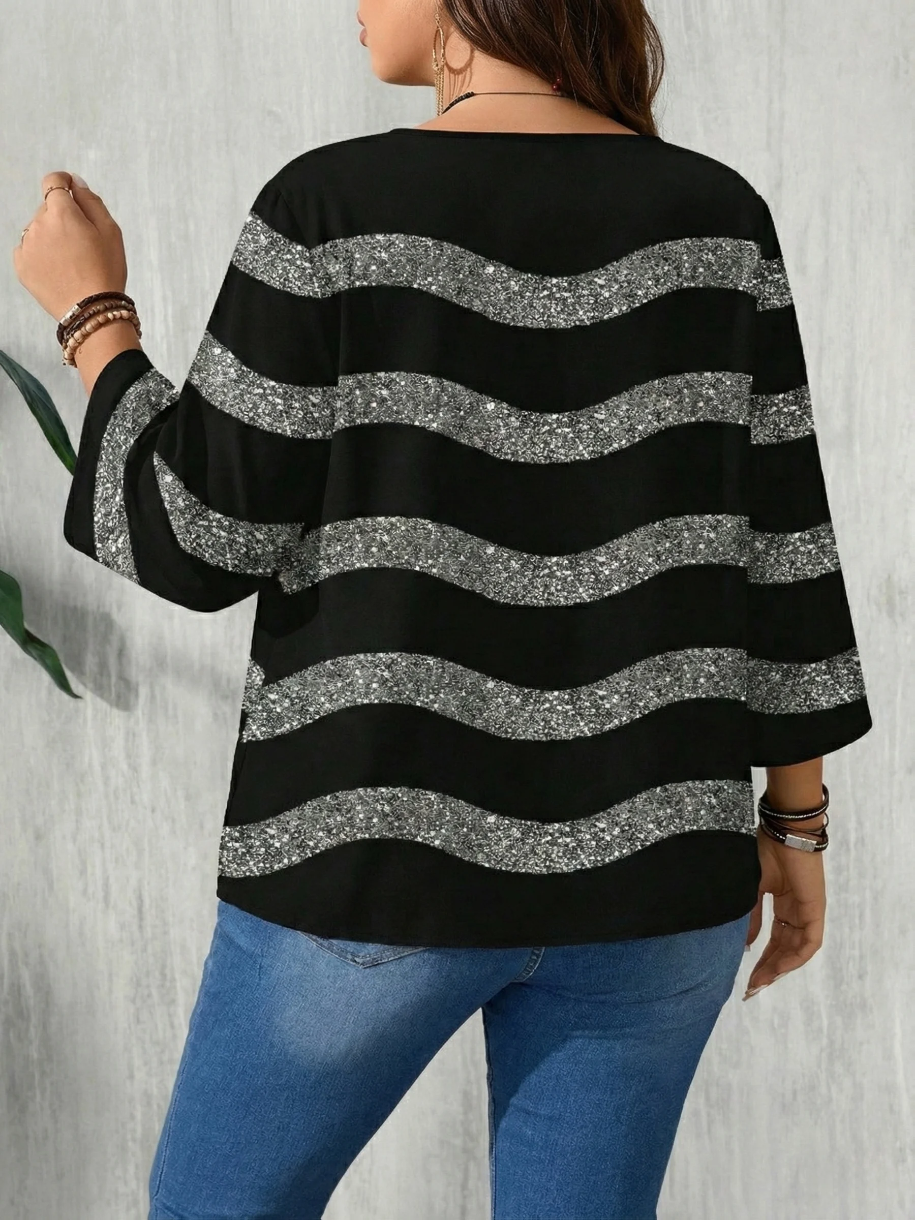Stilvolles Damen-Oberteil in Übergröße mit Glitzerstreifen für einen mühelos schicken Look – Detail 2
