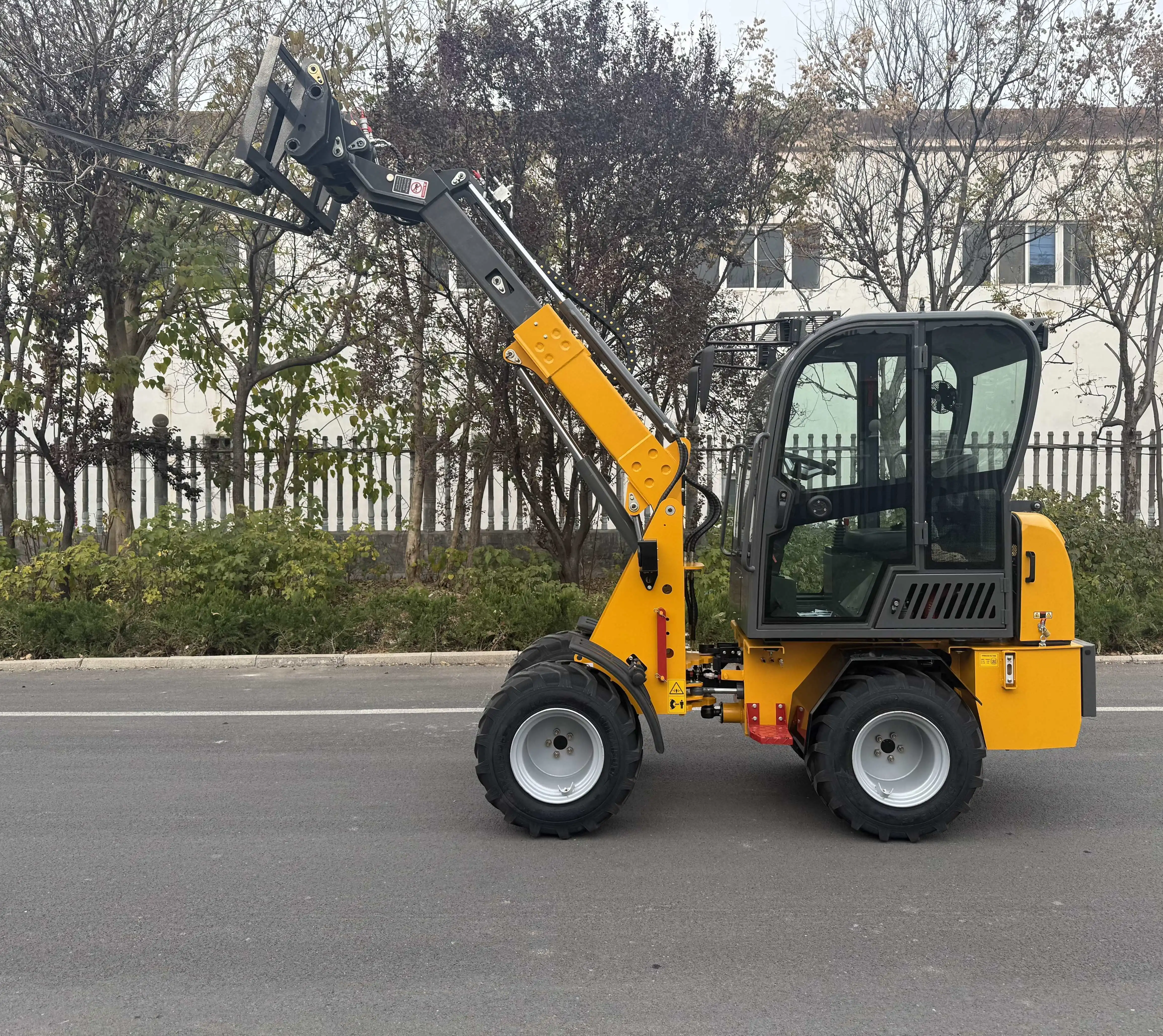 

Сертифицированный CE Euro 5, небольшой телескопический погрузчик с фронтальной загрузкой, 1-тонный мини-погрузчик с кабиной и рычагом управления