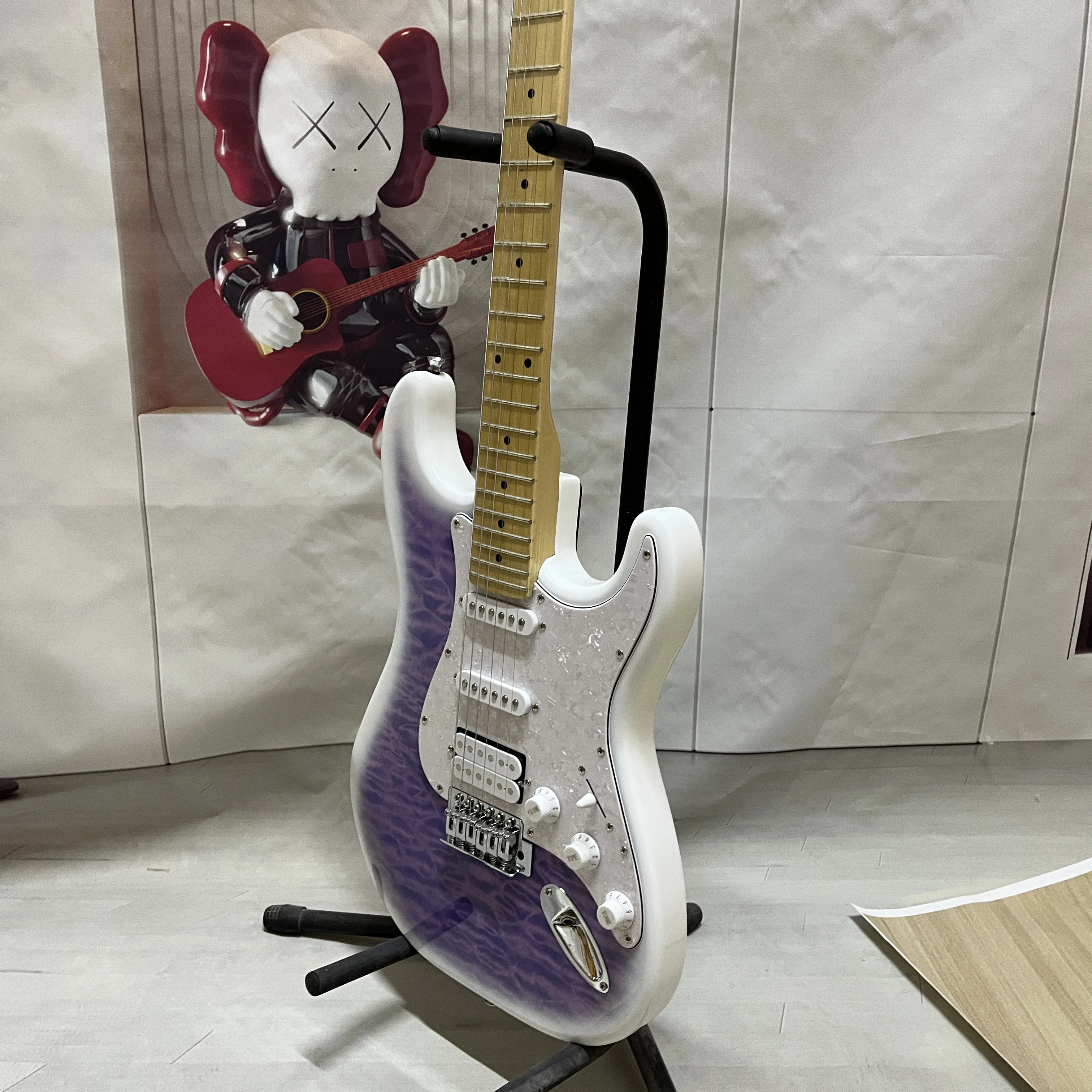 جيتار كهربائي ST، أجهزة كروم، لوحة أصابع خشب القيقب، جسم الزيزفون، التقاطات SSH، 6 أوتار