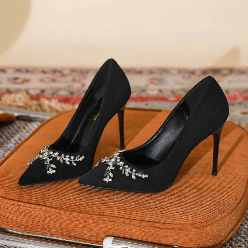

Роскошные женские туфли-лодочки с украшением в виде креста и стразов, пикантные черные атласные туфли на тонком высоком каблуке с острым носком для женщин, модные вечерние модельные туфли