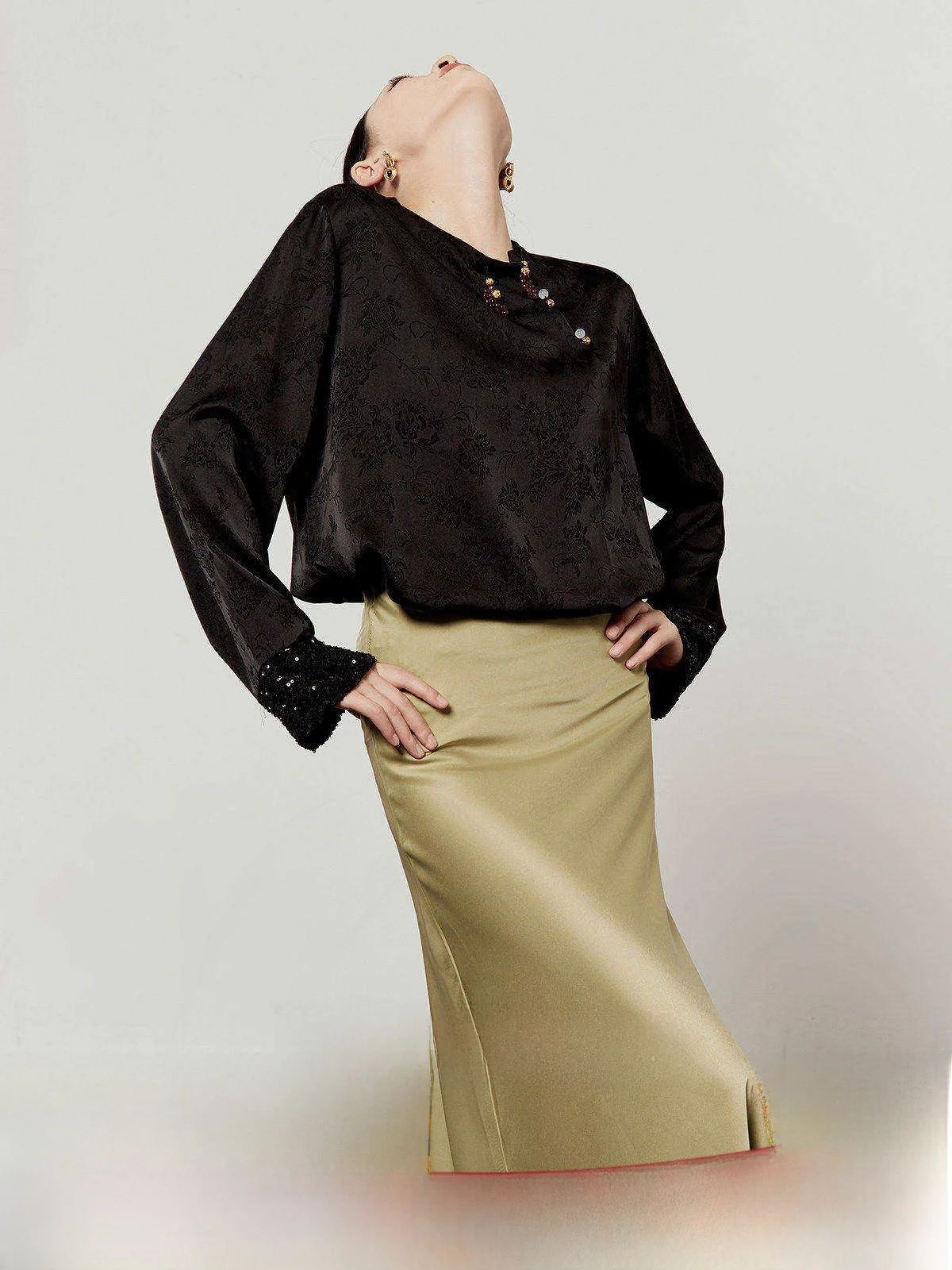

Black Satin Embroidered Loose Shirt for Women New 2025 Chinese Style Floral Patterned Sequin Splicing Commute Style round Neck