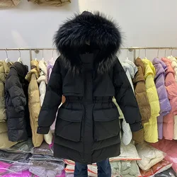 Große natürliche Waschbär Fell Kapuze lange Daunen mantel Frauen Winter 90% Ente Daunen Parkas weibliche Dicke Schärpe binden Jacken