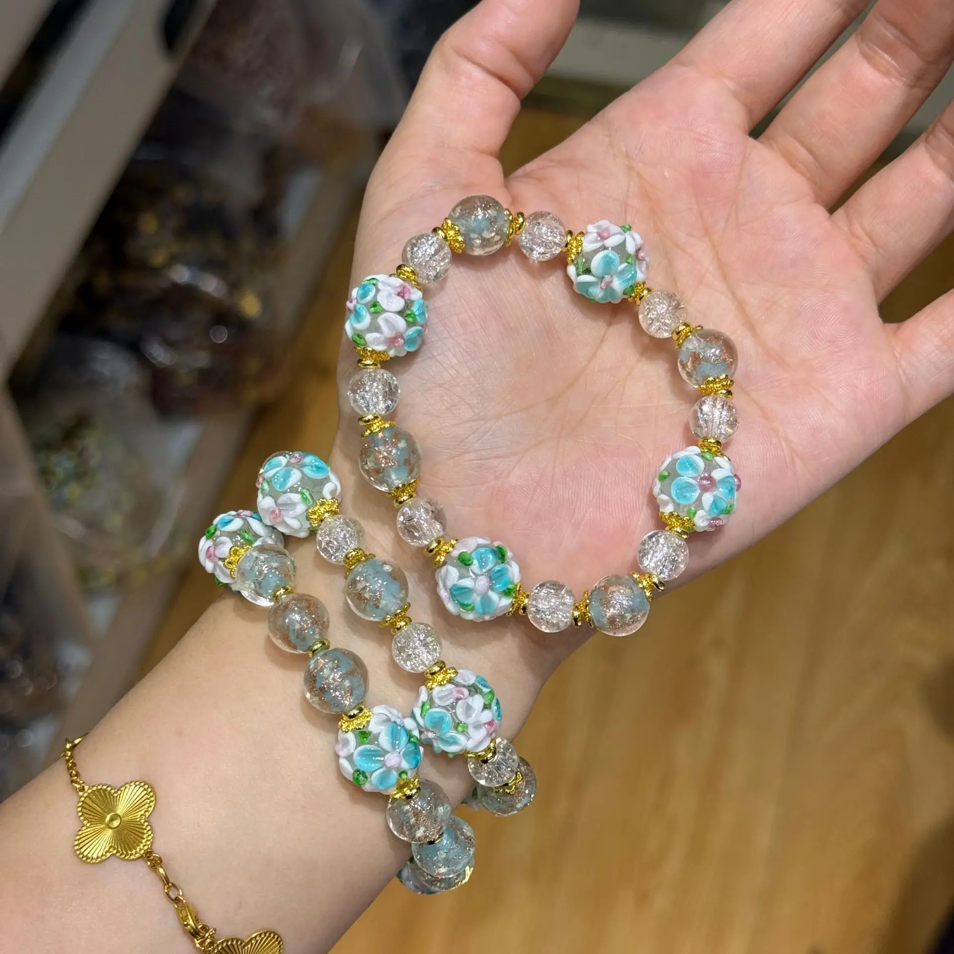 新しいムラーノフラワーゴールド箔ガラスブレスレット天然石ビーズ弾性コード夏ハイエンドアクセサリーラッキーハンドストリング