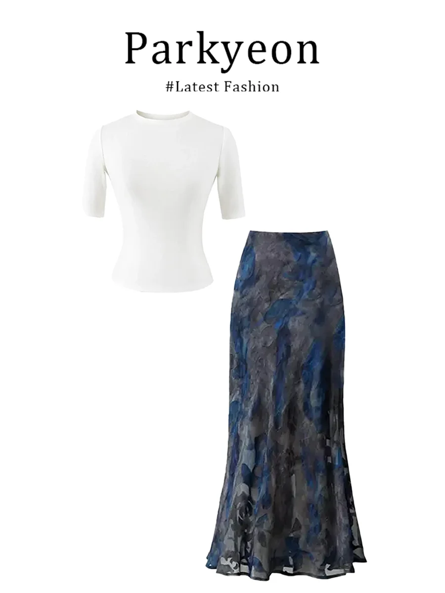 

Parkyeon Designed Unique Vintage Floral T-Shirt And Half Skirt Summer Outfit Beautiful And Stylish Two-Piece Set for Women