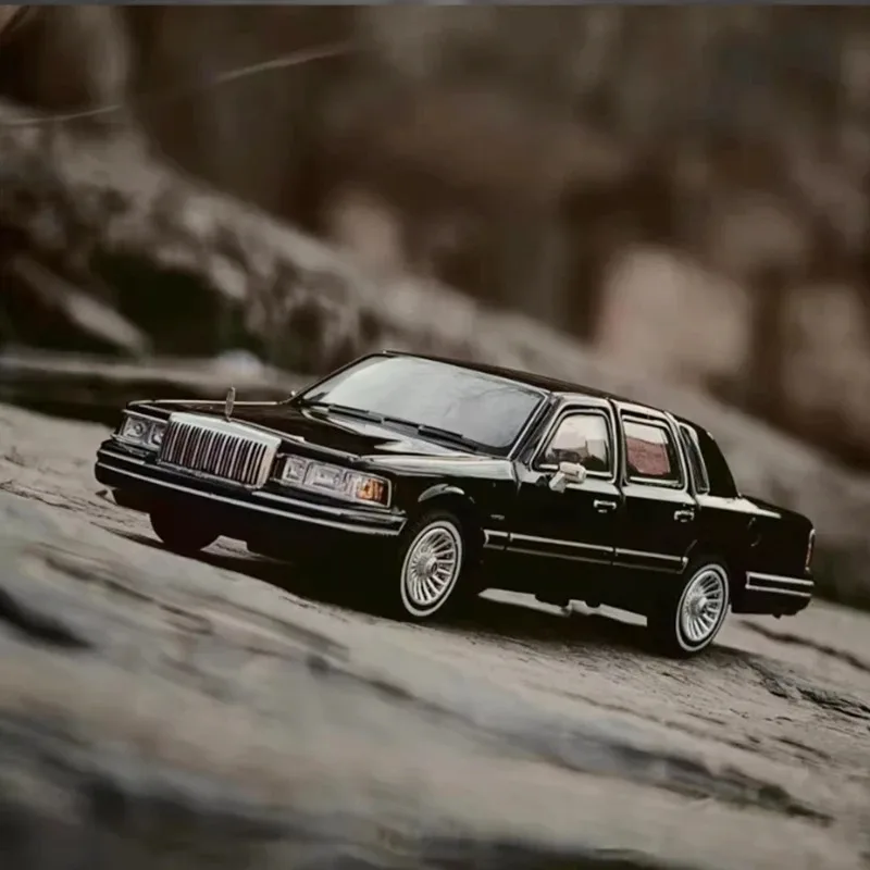 MK 1:64 Scale Lincoln Town Car Alloy Car Model Classics Adult Souvenir Gift Static Display