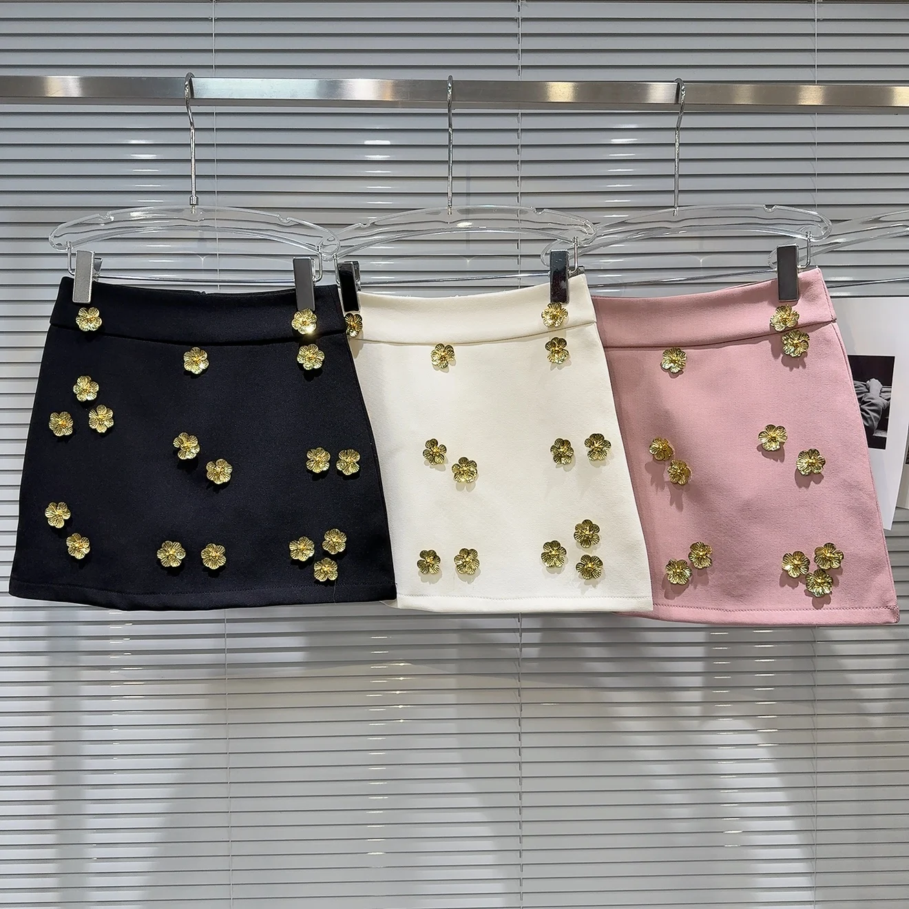 

2025 summer new temperament socialite metal bead flower design short skirt A-line skirt skirt