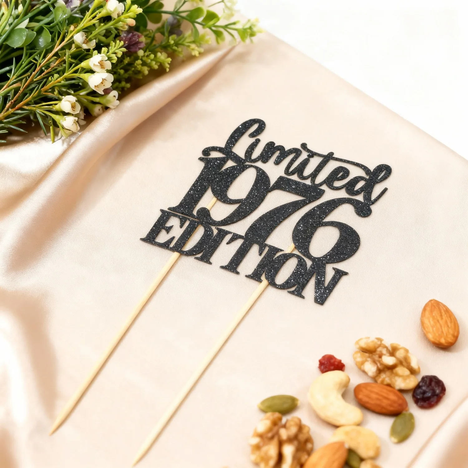 Limited Edition 1976 Schwarzer Glitzer-Kuchenaufsatz für Geburtstag, handgefertigte schwarze Kuchendekoration (1 Stück) – perfekt für Weihnachten – Detail 5