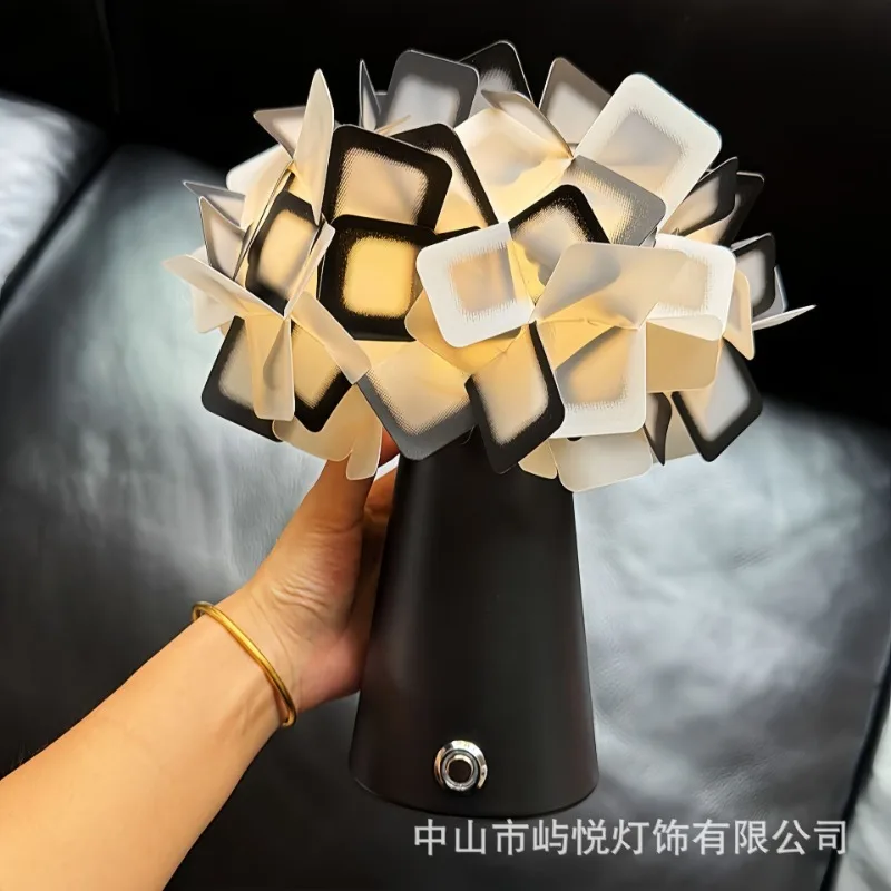 Bedroom Bedside Lamp Italian Designer Flower Table Lamp Simple Modern Creative Pattern Living Room Decorative Table Lamp