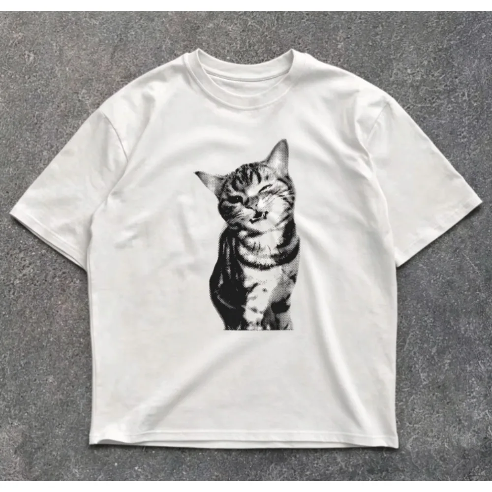 Halftone Winking Tabby Cat Graphic Tee, Retro Dot Pattern Cat Portrait Print, Loose Fit Cotton Short Sleeve T-shirt