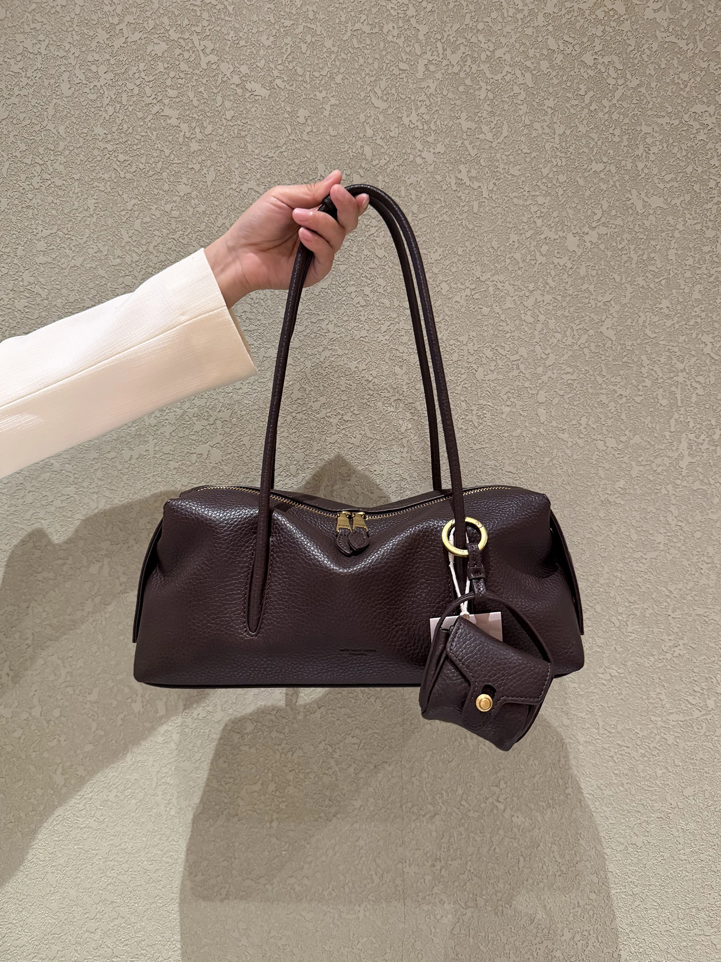 sac-a-main-pour-femme-selin-weiss-de-luxe-grande-capacite-a-longue-poignee-nouveau-style-2026-sac-bowling-a-bandouliere-unique-en-cuir-souple-tanne