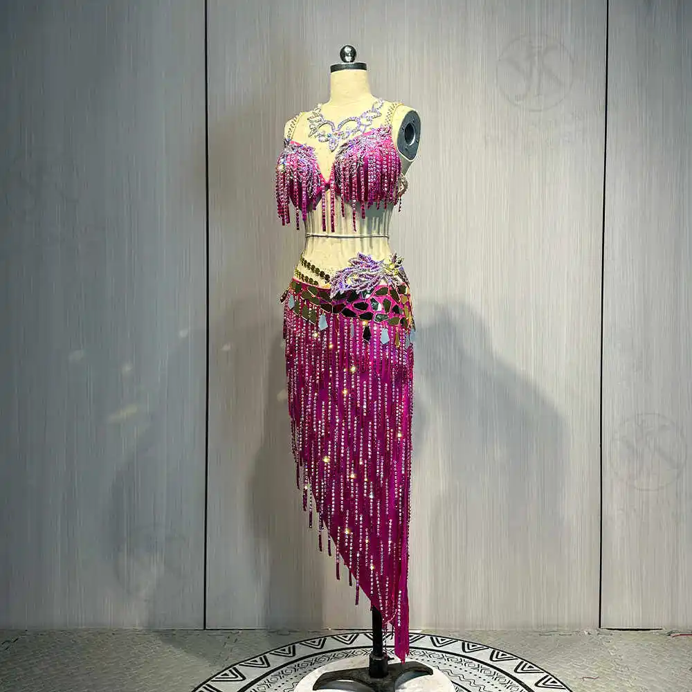 

Костюм для танца живота для взрослых женщин из высококачественной ткани с блестящими стразами, фуксиевым бретельным топом и юбкой с бахромой для сценических выступлений