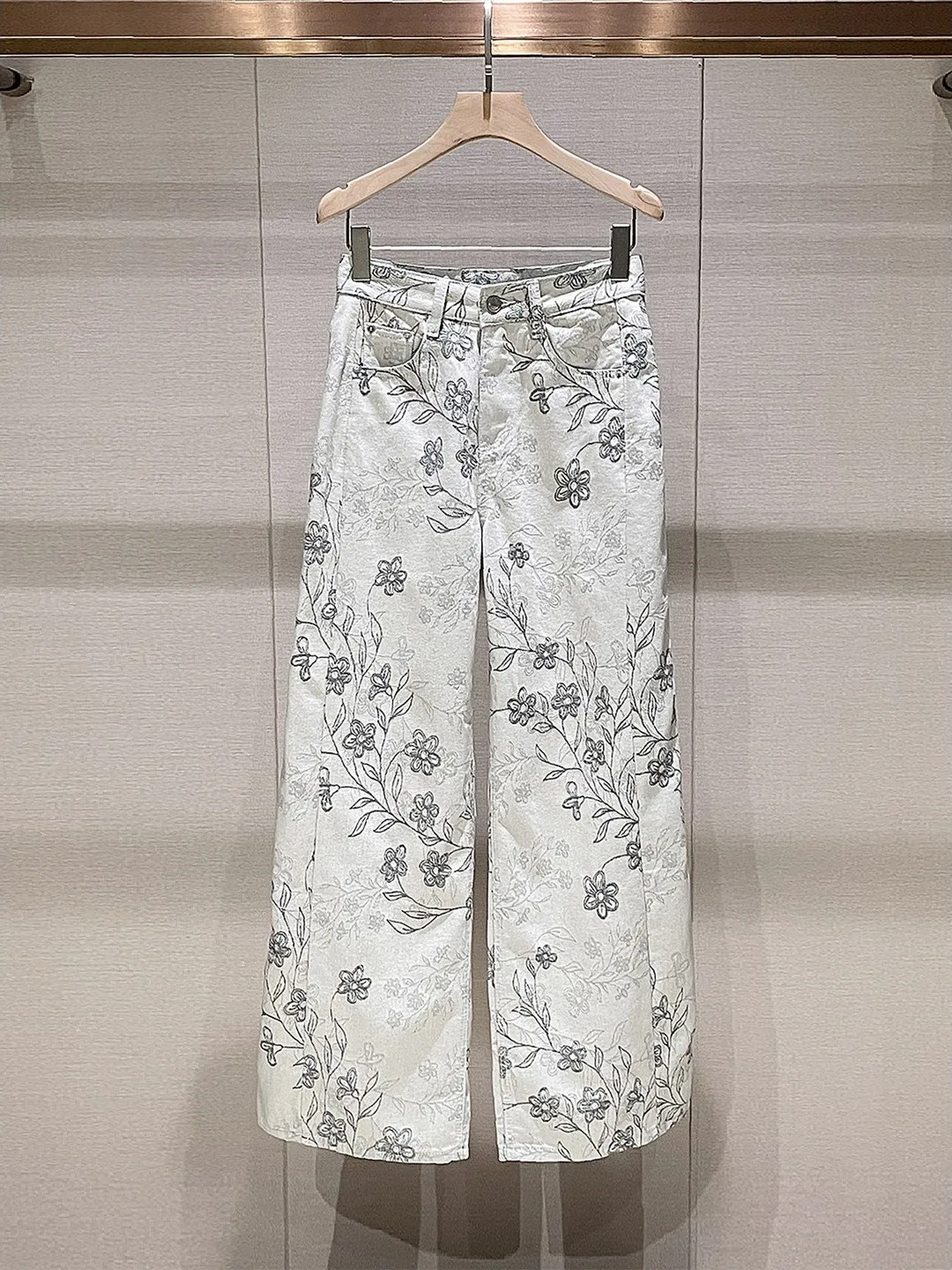 

Retro Casual Heavy Embroidery Straight Leg Jeans High Waist Loose Wide Leg Pants Spring 2026 New Arrival Denim Trousers