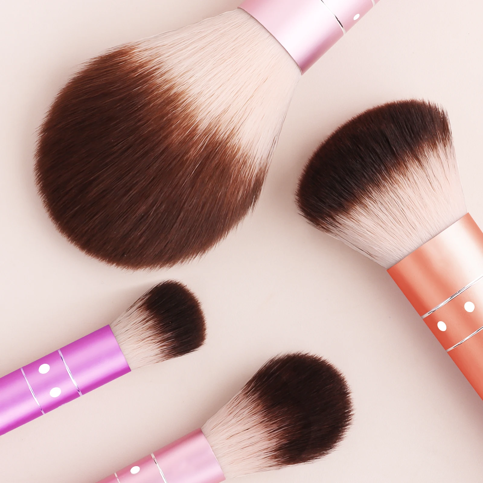 4-delige make-upborstelset Zacht synthetisch haar Make-upborstels Foundation Oogschaduw Cosmetisch Breng schoonheid Eieren en poederdonsjes Gereedschap