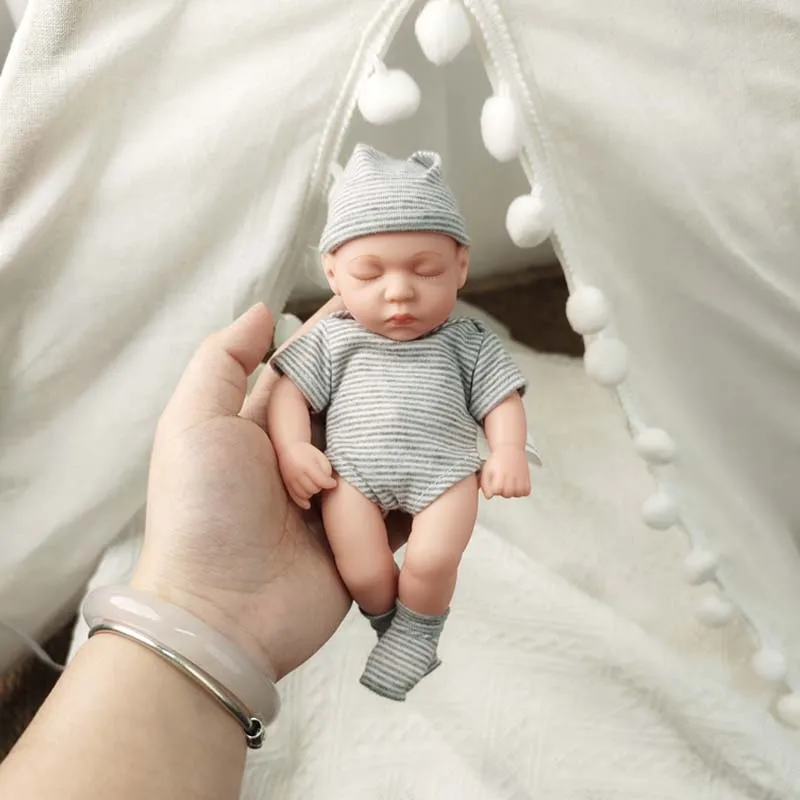 20CMベビードール、柔らかく全身ビニール製のリボーンドール、7.87インチのリアルな新生児ミニベベドールおもちゃ、女の子の子供向けおもちゃ