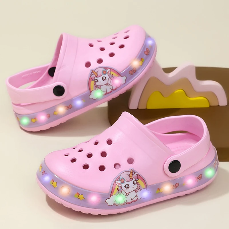 

Новые летние детские светящиеся сандалии 2026 года с дизайном мультяшного динозавра, пляжные сандалии для мальчиков и девочек, садовая обувь, нескользящие кроссовки