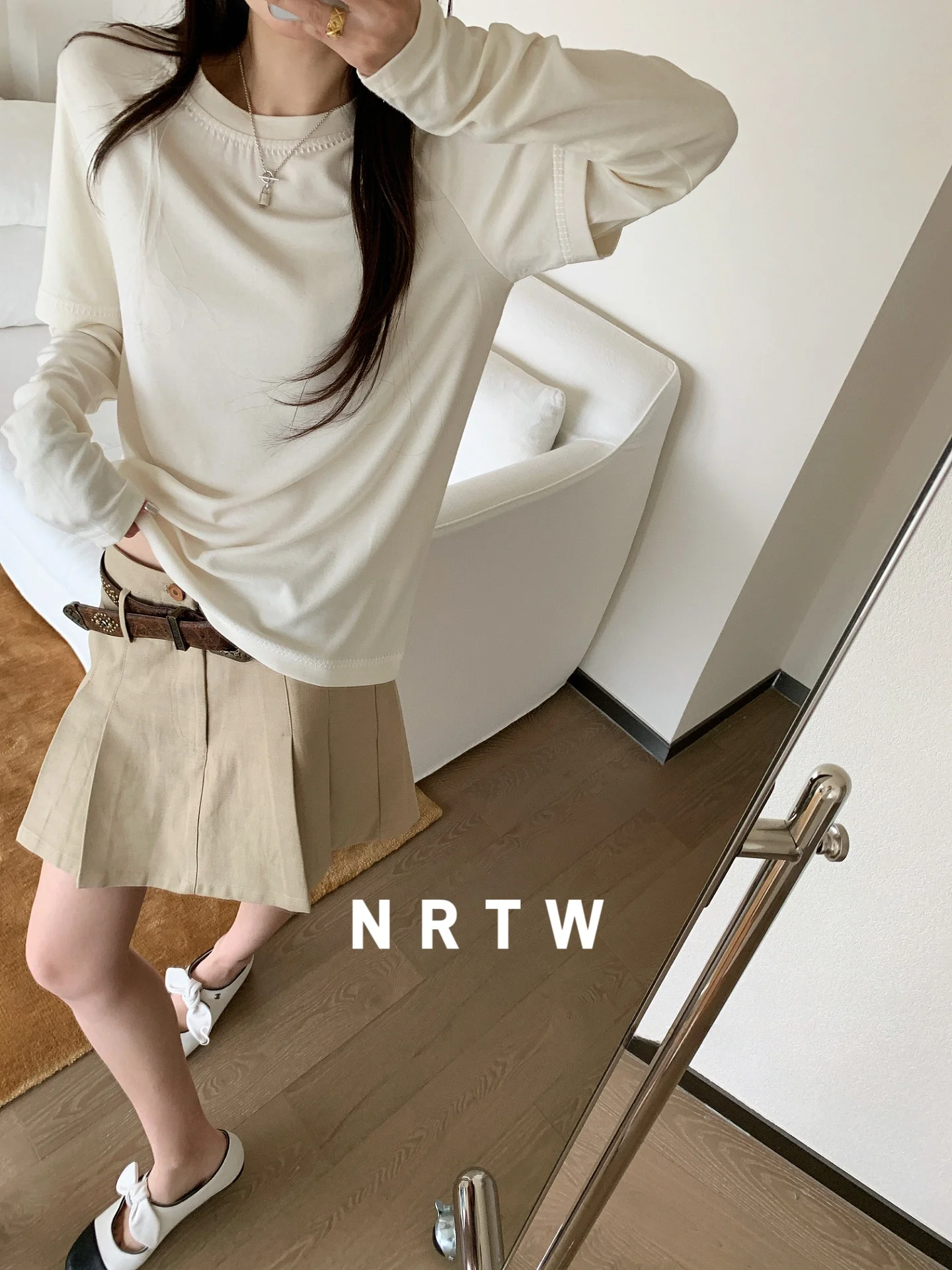 

Lazin Sle Long Sve T-irt Loose Fit Slimming Effect Base Layer irt Top in Beige Color Breathable Cotton Spring Wear