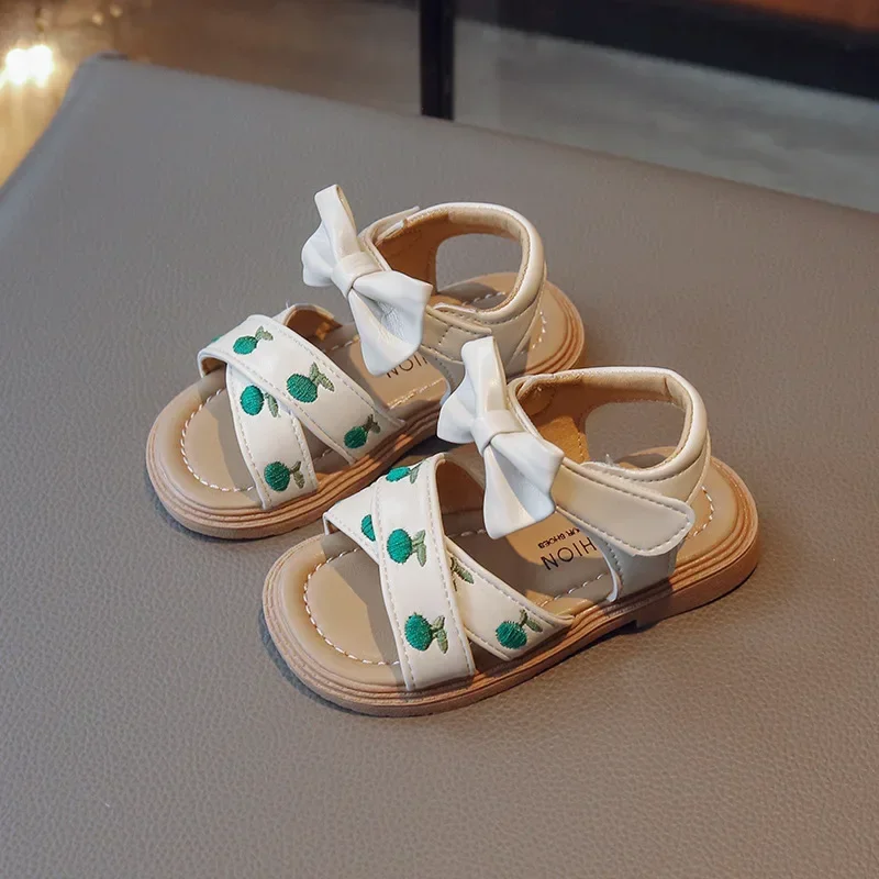 Sandali piatti per bambini estivi moda ricama dolce Bowknot bambini scarpe da spiaggia causali ragazze Open-toe sandali con suola morbida versatili