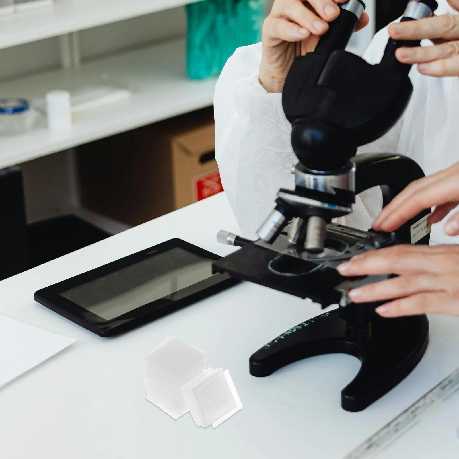 

400Pcs 22mm Square Microscope Coverslips High Transparency Pre-Cleaned Clear Observation Glass for Research