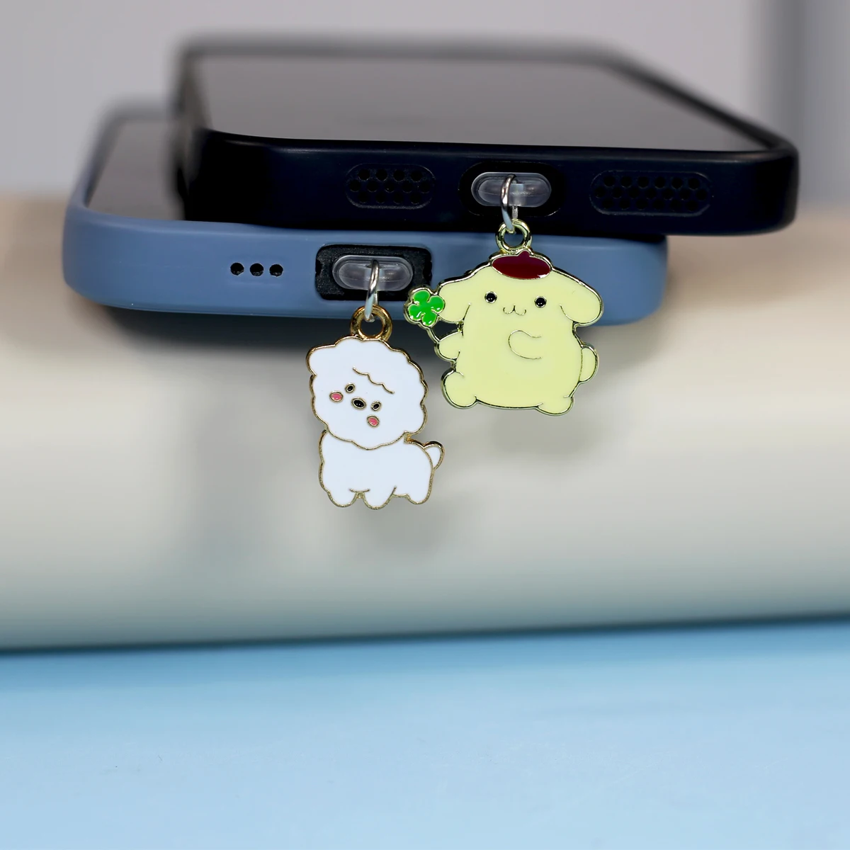 

1PC Clover Dog Charging Port Dust Plug DIY Phone Pendant Charging Head Decorative Hanger Suitable for iPhone/for Samsung Type-C