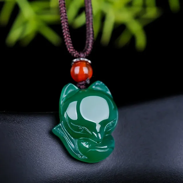 Jade Fox naszyjnik wisiorek naturalna zieleń biały chalcedon chiński moda urok biżuteria rzeźbione Amulet prezenty dla kobiet mężczyzn