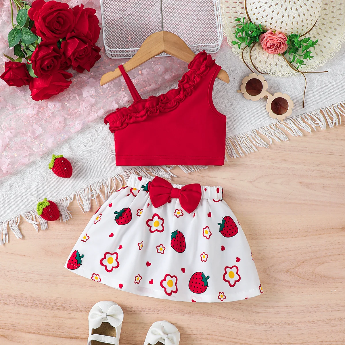 Babykleidung, Mädchen-Set: Ärmelloses Oberteil mit Rüschen, Rock mit Schleife und Erdbeer-Print, modisches Set für Kleinkinder im Alter von 0 bis 3 Jahren.