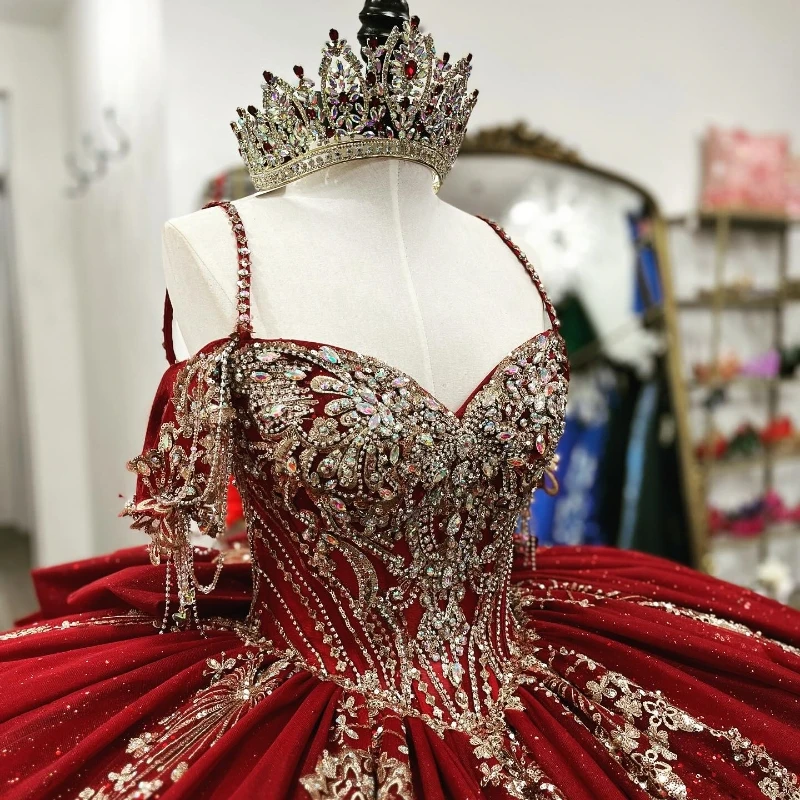 Красные платья Quinceanera по индивидуальному заказу, расшитые бисером и блестками, золотые аппликации с бантом и открытыми плечами, Vestidos De 15, милые платья для дня рождения