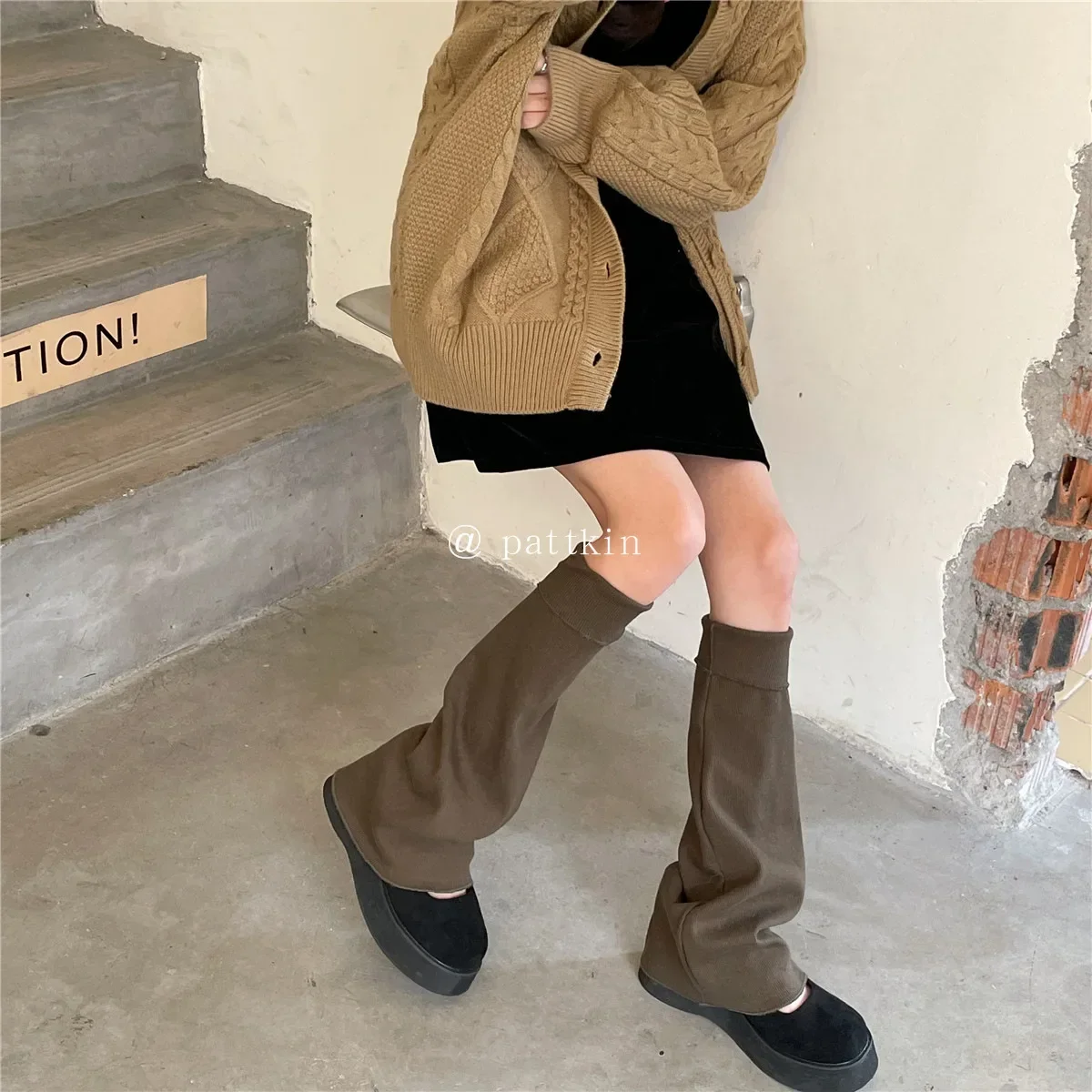 2025 misa hot sale Korean Solid Color Knitted Leg Warmers Flared Shape American Stretch Stripe Harajuku Mid Tube Socks Over Knee