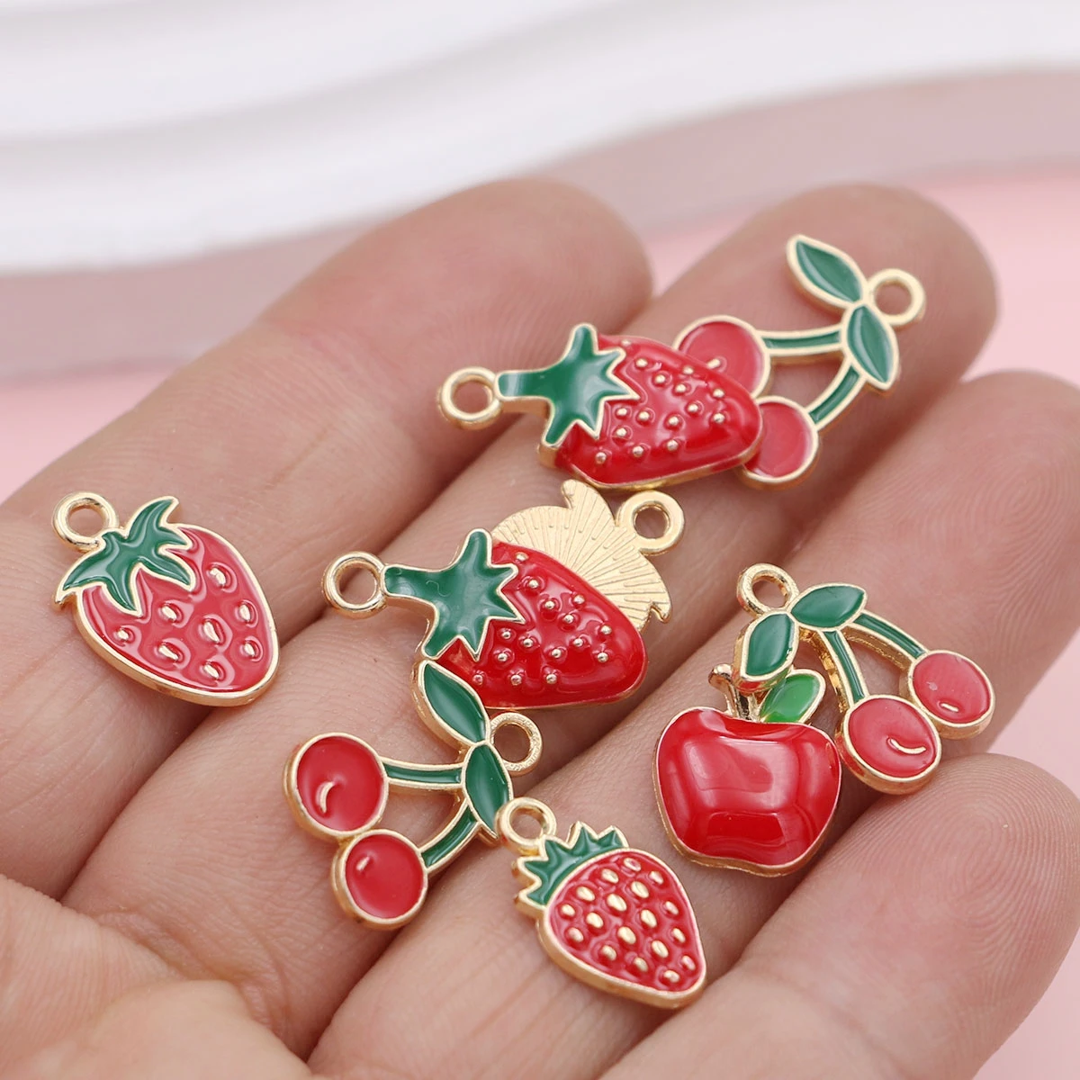 20 قطعة مطلية بالذهب الأحمر الكرز سحر الفراولة المعلقات لصنع المجوهرات عقد دي اي واي أساور أقراط مفتاح ملحقات السلسلة