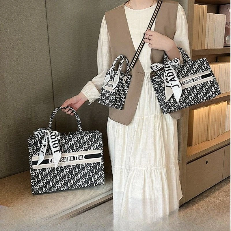 

Women's Outdoor Adventure Crossbody Bag Durable Shoulder Bag for Nature Exploration