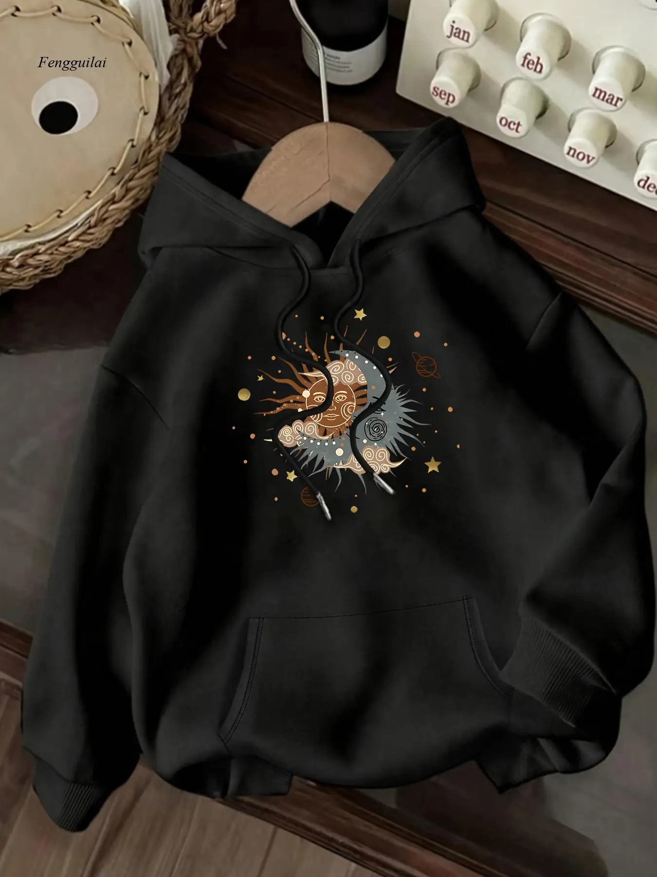 هوديي كاجوال بطبعة جرافيك ليلية مرصعة بالنجوم - بلوفر بأكمام طويلة مع جيب الكنغر، مثالي لفصل الربيع