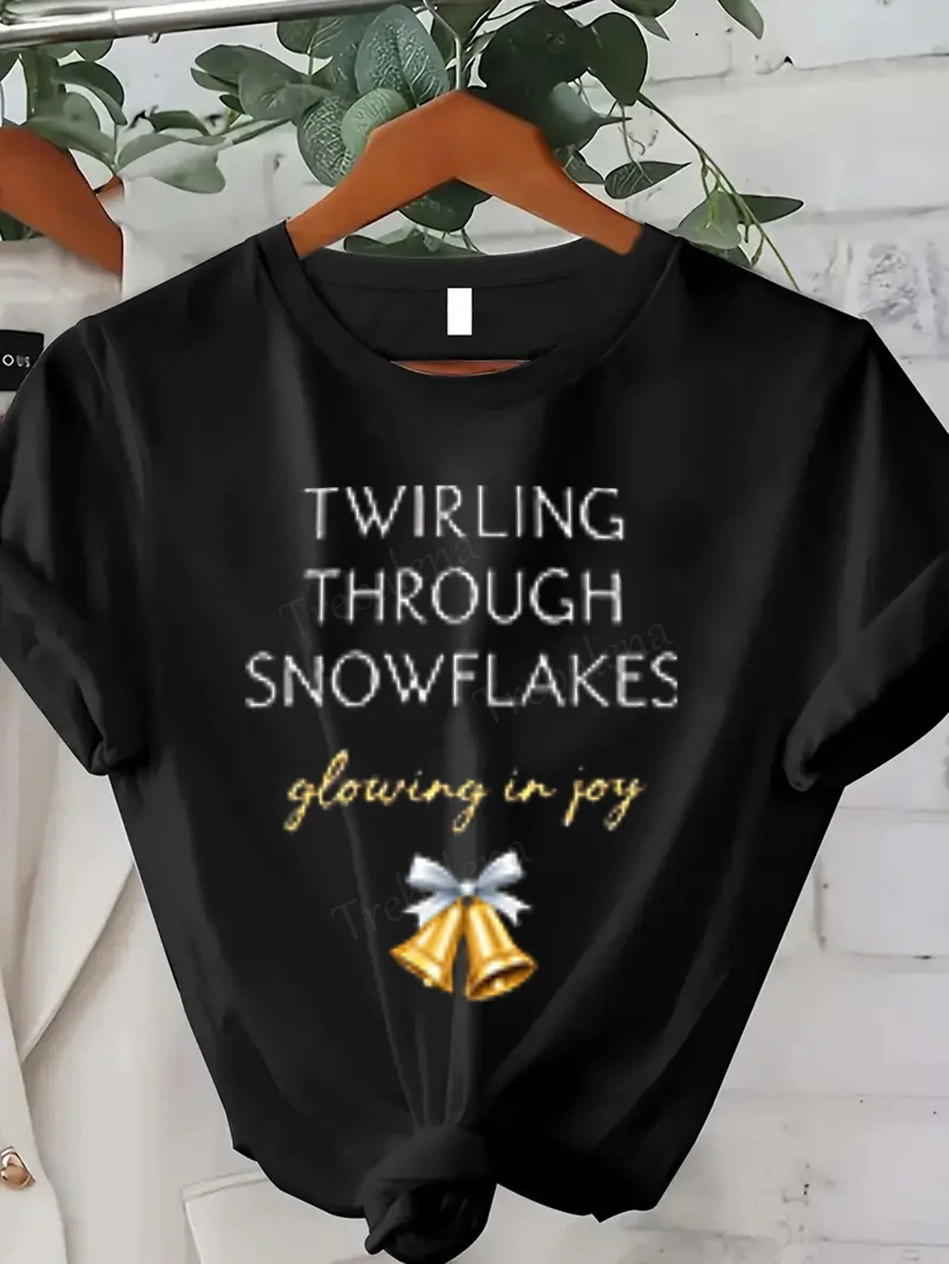 Dames T-shirt Twirling Through Snowflakes T-shirt voor dames Kerstvreugde