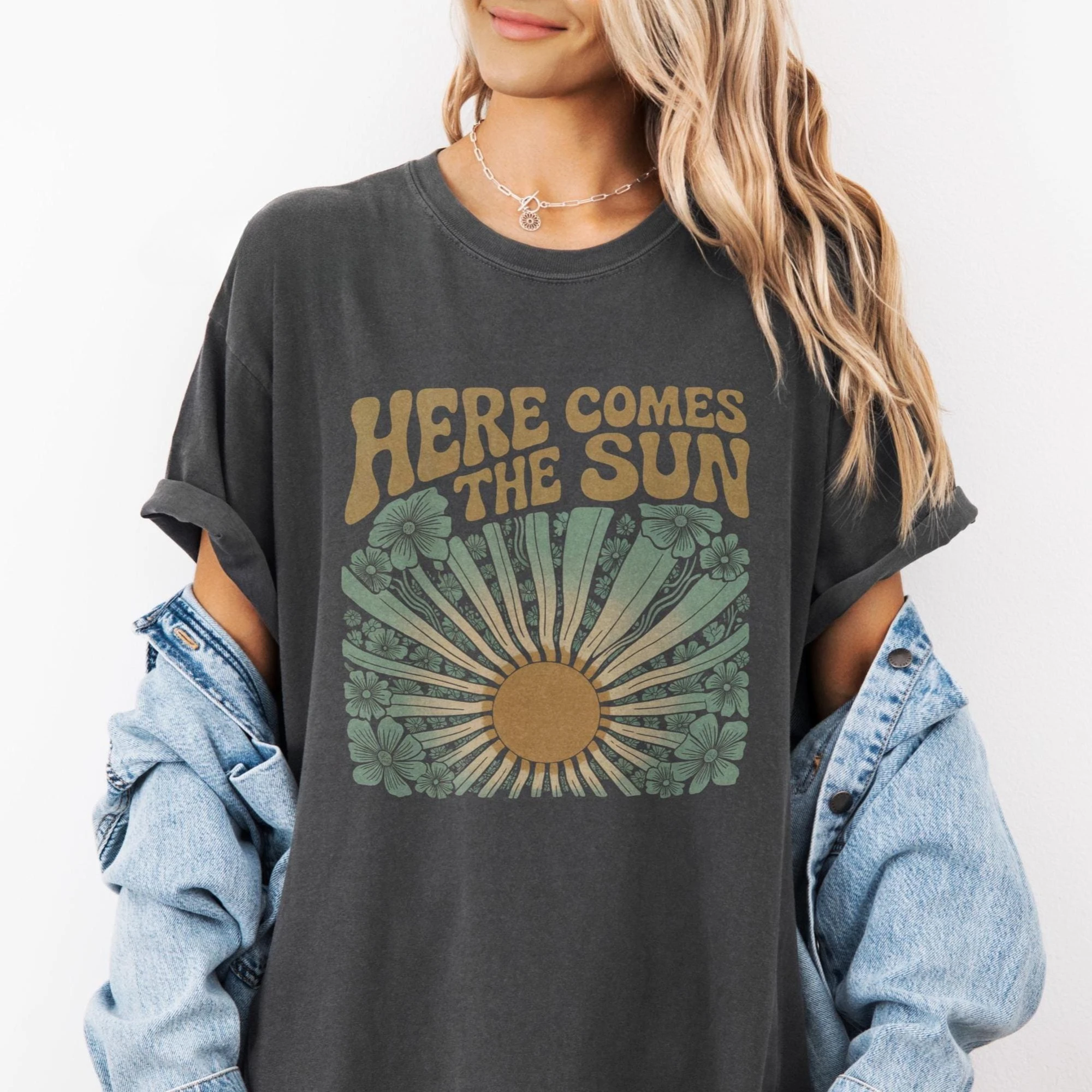 

Женская футболка с принтом Here Comes The Sun, модный тренд весны/лета, топ из чистого хлопка, нейтральная футболка с короткими рукавами