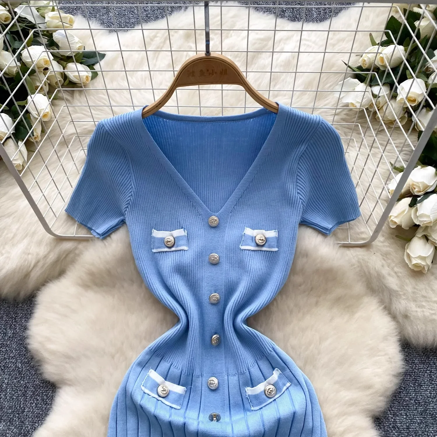 Elegancka, seksowna sukienka dzianinowa z kopertowym krojem, podkreślająca biodra, damska sukienka bodycon z krótkim rękawem i dekoltem w serek, plisowana sukienka swetrowa, sukienka biurowa Vestios