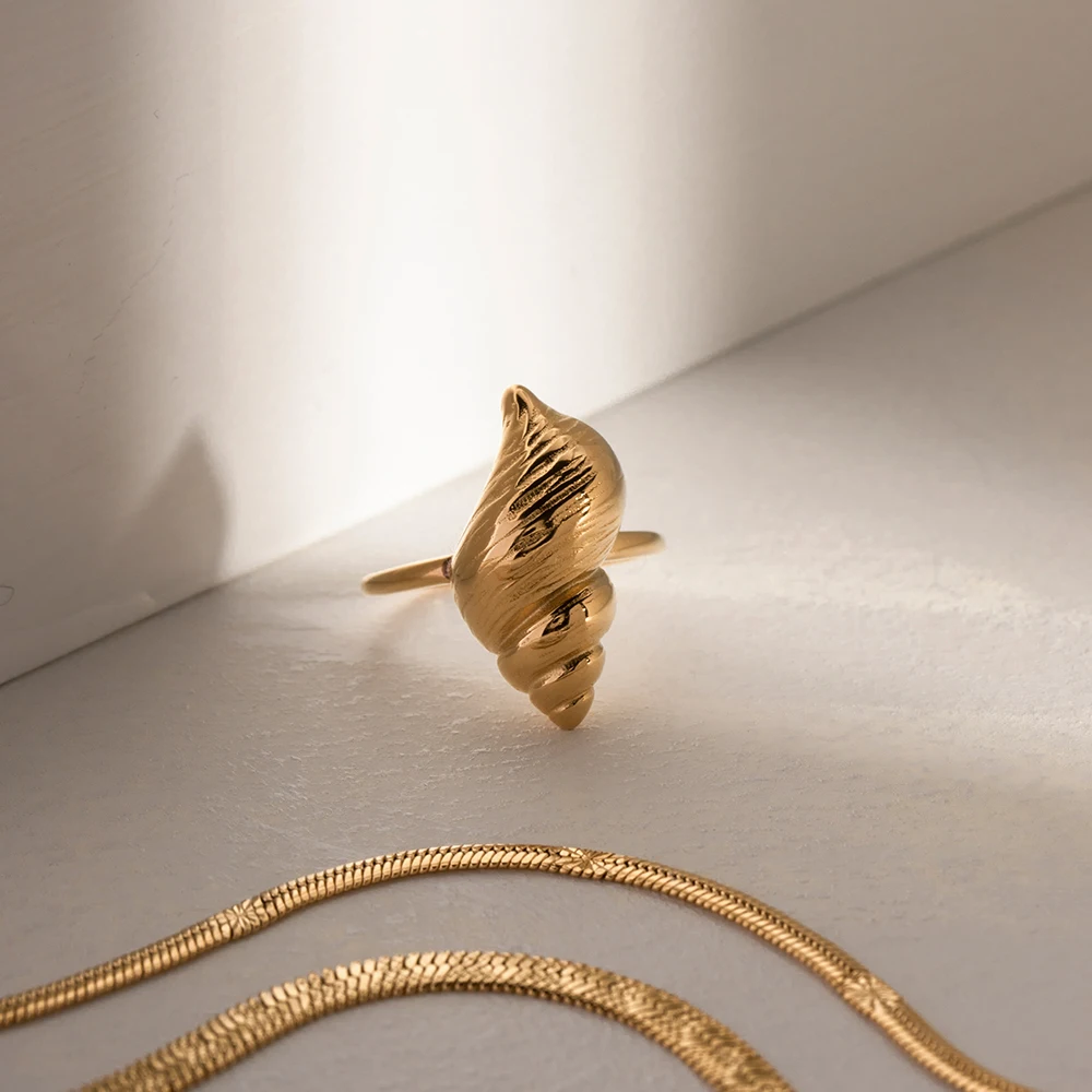 Anello placcato oro 18 carati strutturato Conch anello con struttura geometrica in metallo alla moda da donna a prova di appannamento grosso in