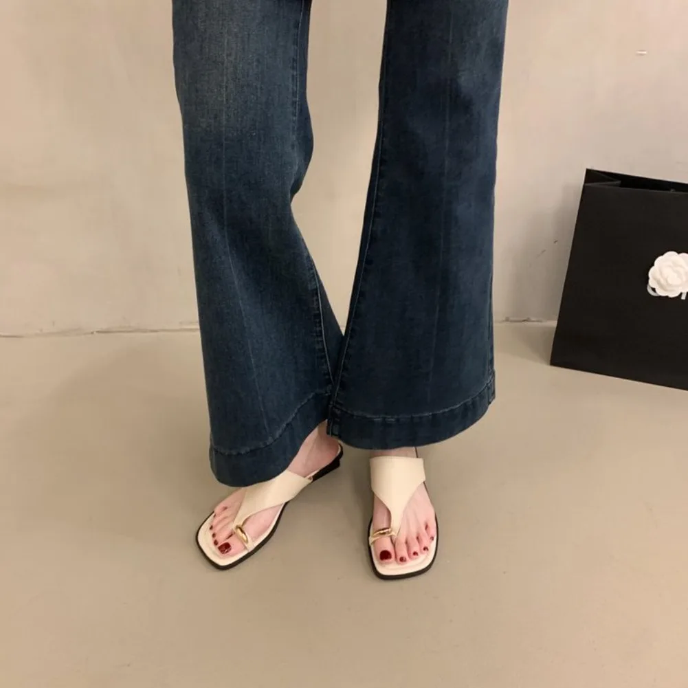 Damen Sommer Flip-Flops mit flacher Sohle, Zehenstegsandalen, eckige Zehenpartie, Kunstleder, weiche Sohle, rutschfeste Schuhe für Strandurlaub und Alltag – Detail 12