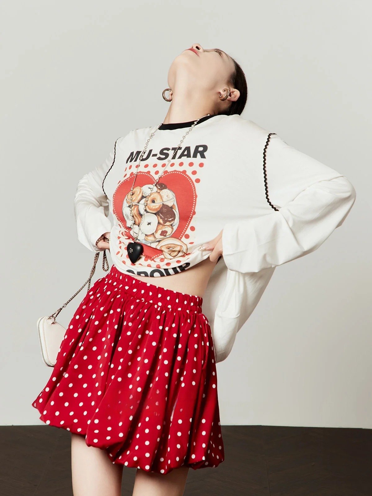 

Белая свободная повседневная футболка с принтом в горошек для женщин, новинка весенней коллекции, удобный крой, топ от Zhou Li Wu