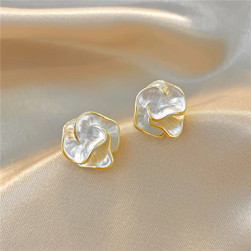 Gentle Camellia Stud Earrings for Women Light Luxury Fashionable Temperament High End Feeling Niche Design Flower Female